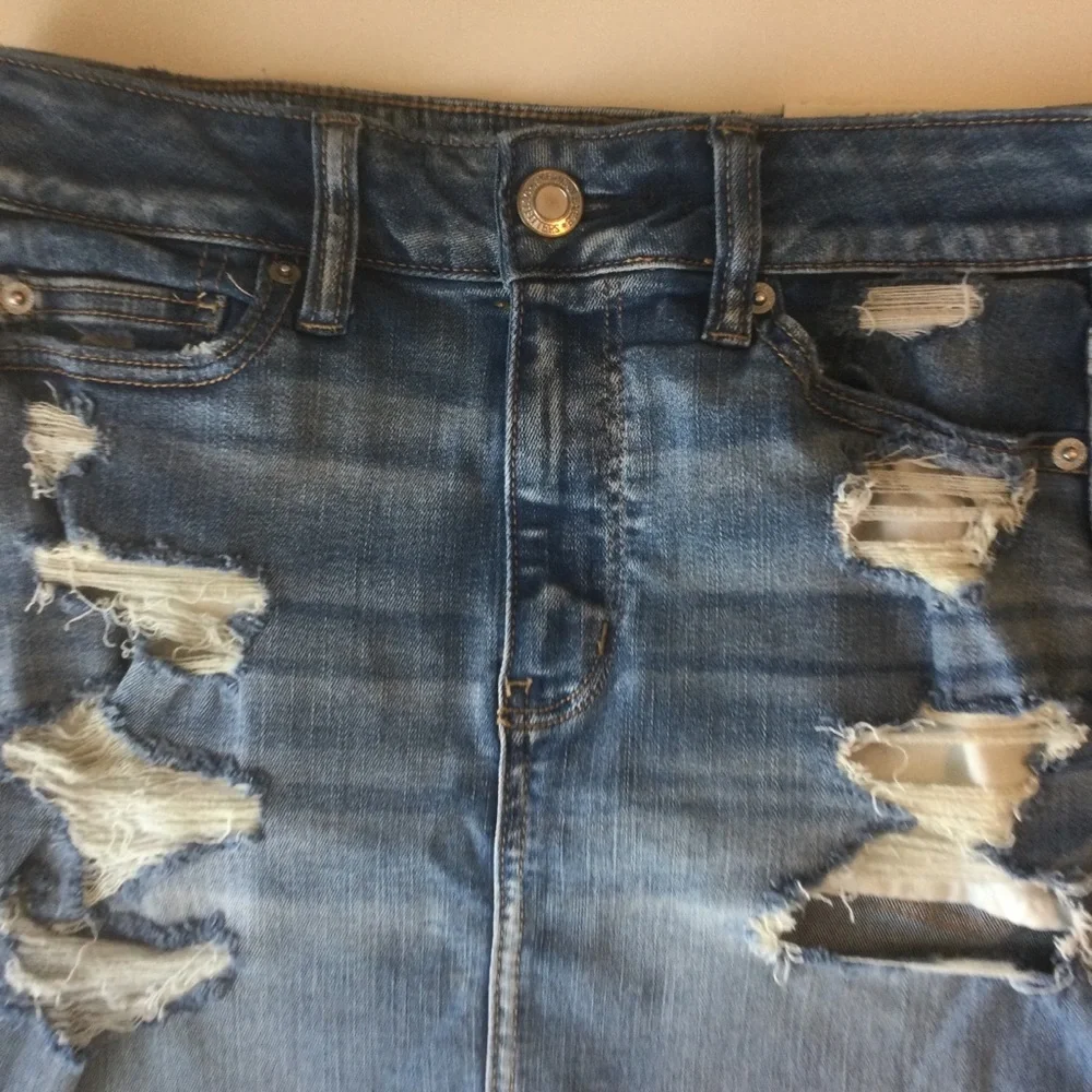 American Eagle NWT Outfitters Distressed High Rise Mini Blue Denim Skirt Size 4